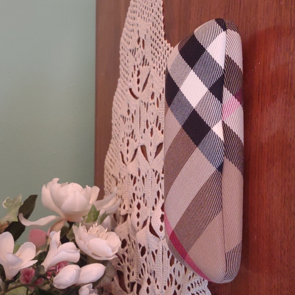 Burberry Nova Check Sunglass Case - Picture 4 of 7